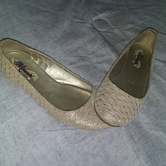 Gold shoes - Picture 1 of 1